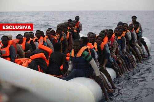 Ecco i cavilli usati dalle Ong per scaricare tutti i migranti in Italia