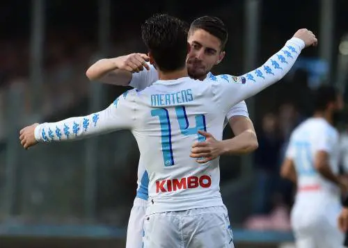 Mertens stende il Cagliari: il Napoli si prende il secondo posto