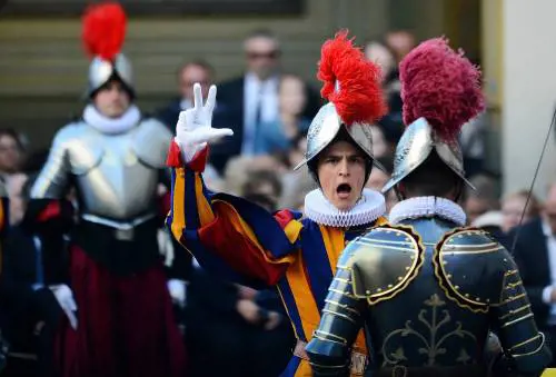 Le nuove guardie svizzere giurano in Vaticano