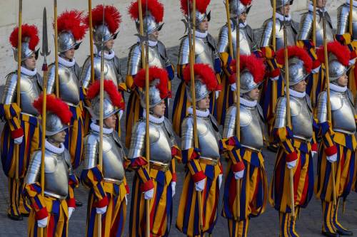 Il comandante delle Guardie svizzere: "Così difendiamo il Papa"