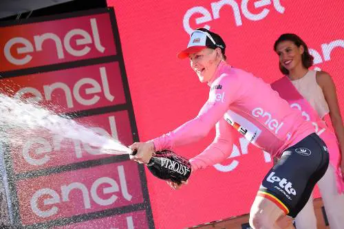 Greipel, "Gorilla" cuore d'oro. Vince lo sprint e vola in rosa