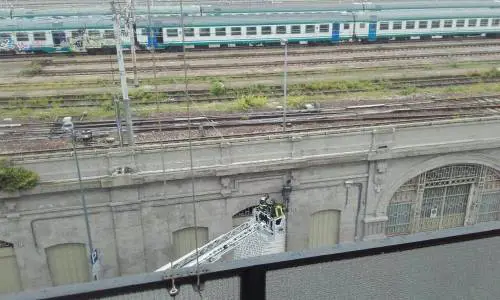 Milano, giovane migrante si impicca alla stazione Centrale davanti ai passanti