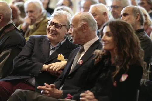 Uno, cento, mille Sgarbi E lui a goderseli in platea...