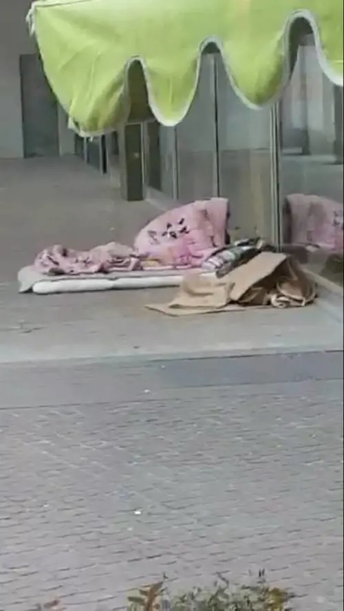 Sesso tra clochard nelle vie della movida