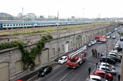 Migrante si impicca davanti ai passanti