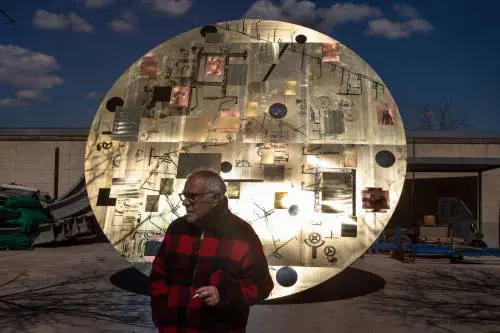 Paladino rilegge il centro storico di Brescia con uno strano esercito di statue e totem