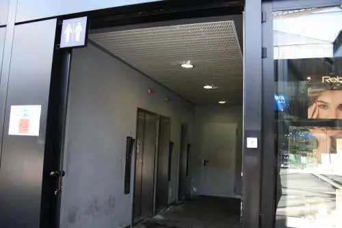 Napoli, i "bagni dell'eroina" alla stazione centrale