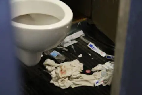 Napoli, all'ingresso della città il pubblico "bagno dell'eroina"