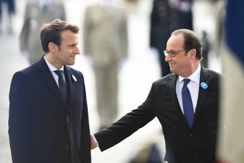 Hollande "benedice" Macron: "Sarò sempre al suo fianco"