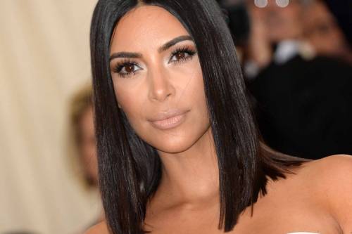 Kim Kardashian sexy con i capelli rosa