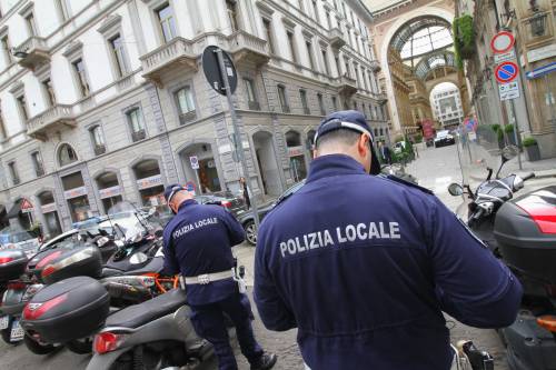 Gli artificieri a lavoro davanti al Park Hyatt dove alloggia Obama