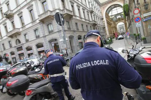 Gli artificieri a lavoro davanti al Park Hyatt dove alloggia Obama