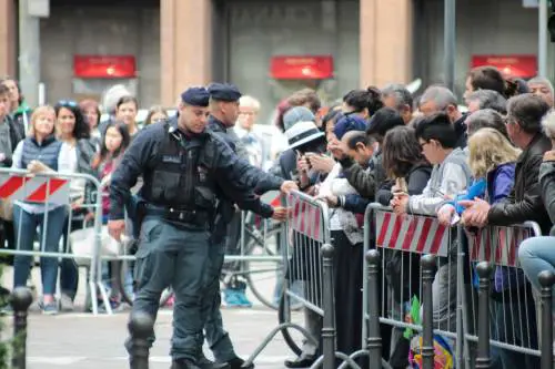 La folla in attesa di Obama a Milano