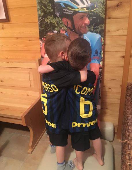 Il regalo dell'Inter ai figli di Michele Scarponi commuove la rete
