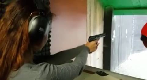 Il sindaco di Cascina si allena sparando con la pistola