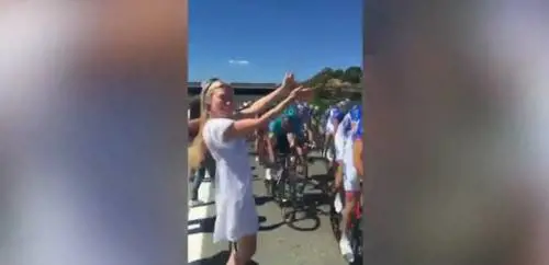 Gaffe della coniglietta di Playboy: incidente sfiorato al Giro d'Italia 