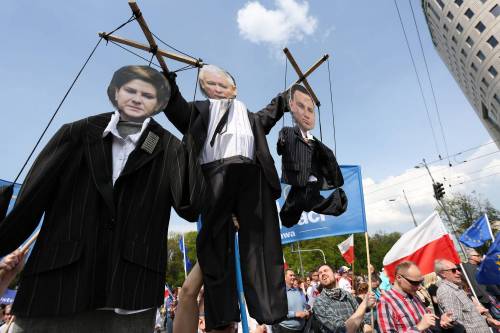 L'opposione protesta in Polonia La piazza ora si scopre europeista