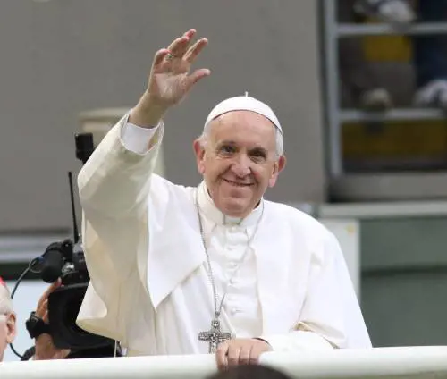 Papa Francesco: "Mai discriminare tra cristiani e non, accogliere tutti"