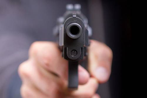 Tragico "gioco" con la pistola del padre: 18enne si spara alla testa