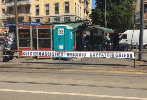 Milano, striscione anti-Cappato: "Deve andare in galera"