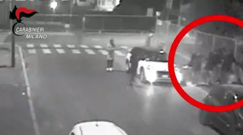 Milano, aggrediti dal branco perché omosessuali: otto giovani in manette