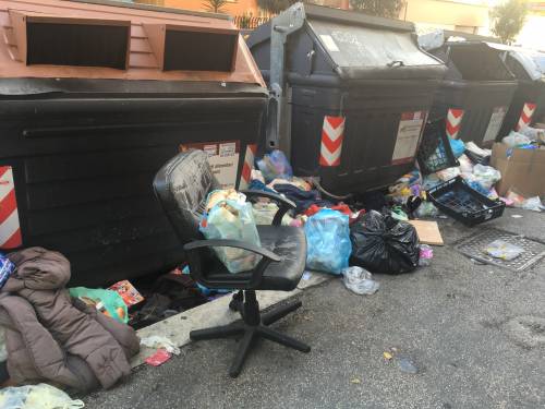 Palermo, il Comune: "Denunciate chi abbandona la spazzatura in strada"