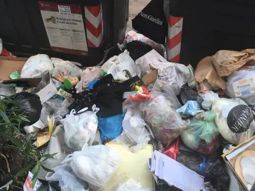 Getta la spazzatura dalla macchina: il sindaco gliela riporta a casa