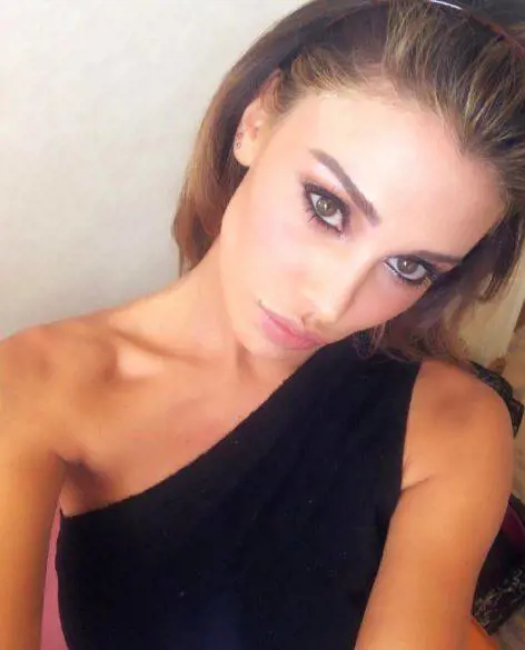 Belen Rodriguez mostra il seno di quando aveva 19 anni: "Perché me lo sono rifatto?"