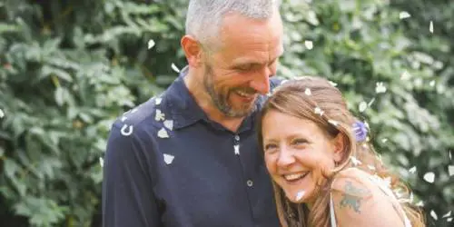 Dorme col cadavere della moglie: "Ecco perché devono farlo tutti"