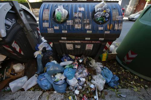 Roma, caos rifiuti: residenti lanciano uova contro i netturbini 