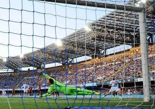 Napoli, i campioni dell'87 restano fuori dallo stadio