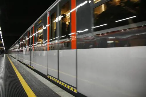 Mamma abbandona due figli: uno all'asilo e l'altro in metrò