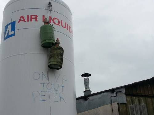 Francia, operai in protesta: "Abbiamo minato la fabbrica"