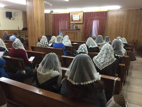 Irrompono in chiesa con le pistole. La rapina choc ai fedeli