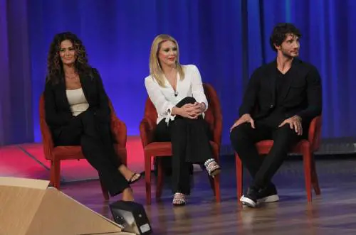 Maurizio Costanzo Show, De Martino sul tradimento: "È un modo per tenersi le persone"