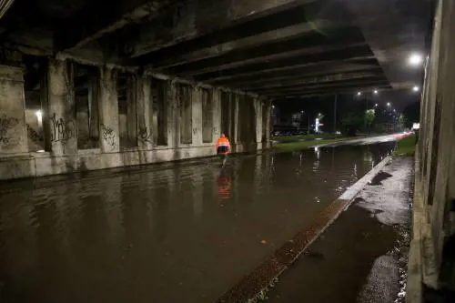 Maltempo, a Milano esonda il Seveso: auto intrappolate nei sottopassi