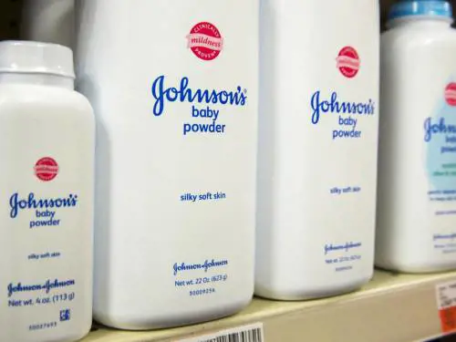 Talco cancerogeno, Johnson&Johnson condannata a maxi risarcimento da 417 milioni