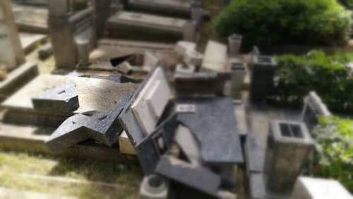 Il cimitero Verano semidistrutto da anni