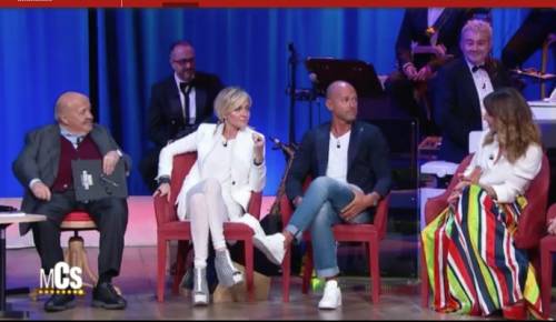 Maurizio Costanzo Show, Paola Barale su Raz: "Innamorato di me? Lo sanno tutti, tranne me"