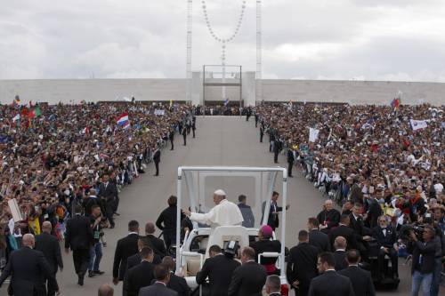 Il Papa a Fatima: "Vengo come vescovo vestito di bianco"