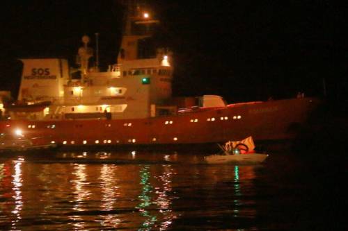 Migranti, blitz contro l'Ong: identiatari bloccano la nave che va in Libia