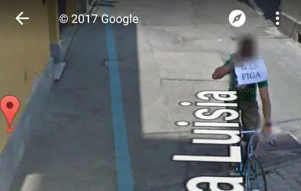Il ciclista che beffa Google Maps con un cartello