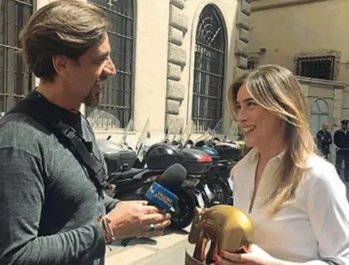 Striscia, Staffelli consegna il Tapiro a Maria Elena Boschi