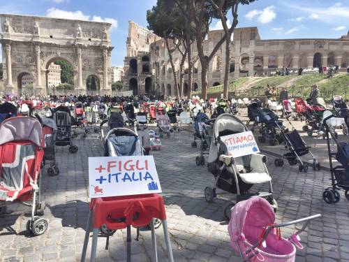 Emergenza natalità, flash mob dei cattolici davanti al Colosseo