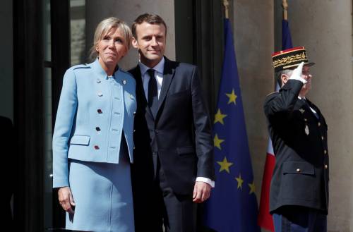 Brigitte Macron preoccupata per il marito: "Lavora troppo, non dorme mai"