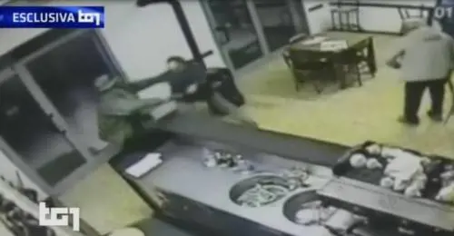 Così Igor ha sparato al barista ecco le immagini dell'omicidio
