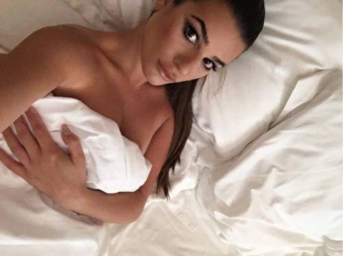 Lea Michele hot, nuda a letto