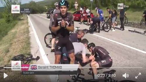 Incredibile: la moto della polizia stende mezzo Team Sky