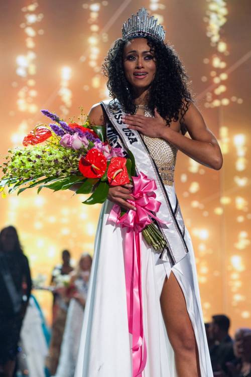 Miss America 2017, la nuova reginetta è nata a Napoli
