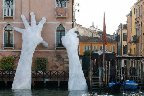 Due mani giganti spuntano dal Canal Grande di Venezia